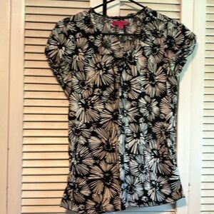 Beyond Scrubs Nurse Medical Scrub Uniform Top Black White Floral S